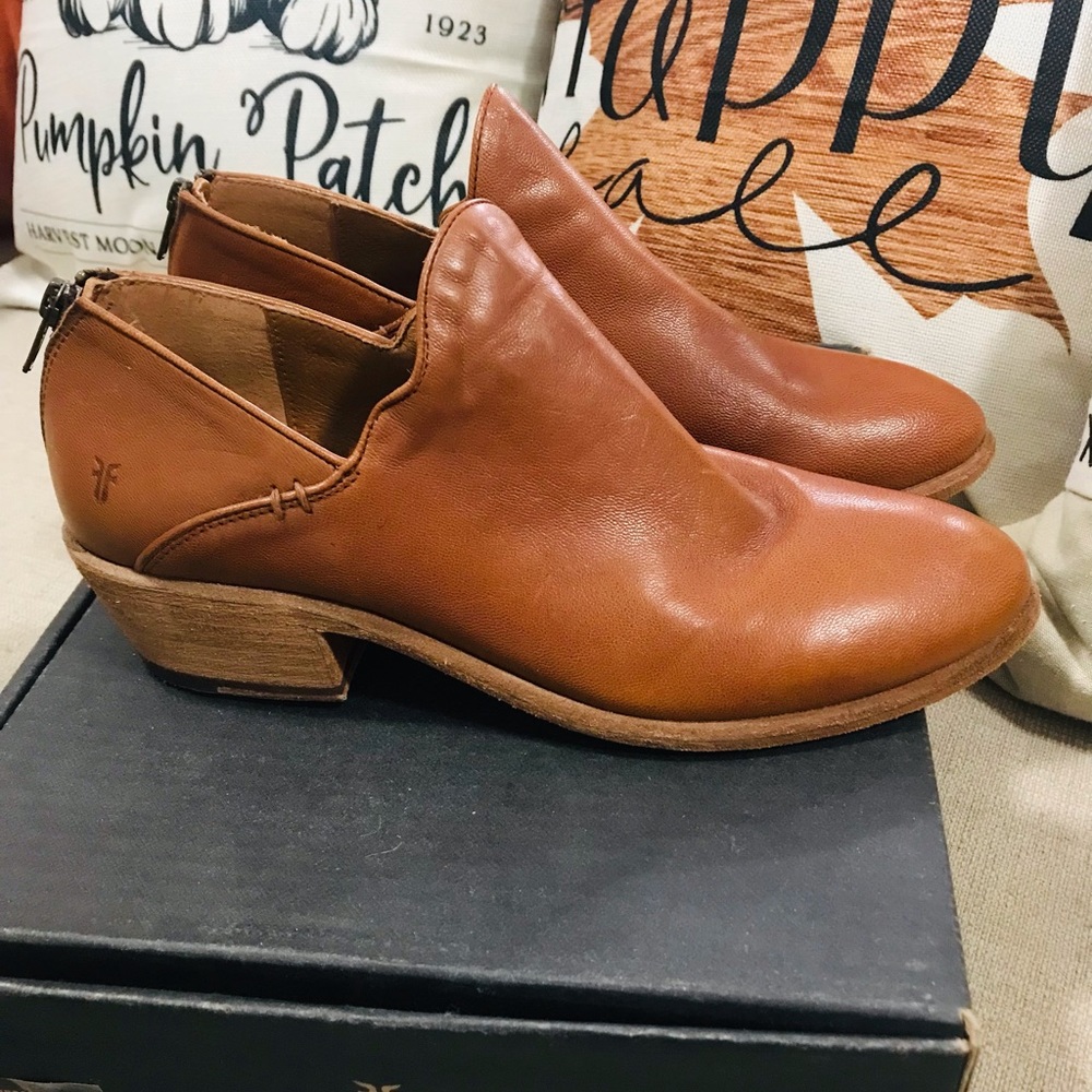 Frye Carson Shootie size 10 .. like new condition.